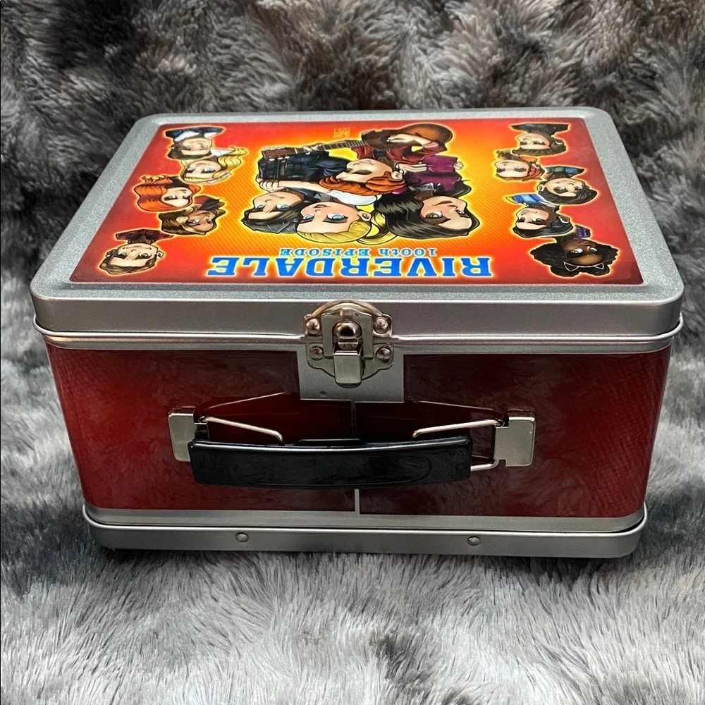 RARE Riverdale 100th Episode Cast
Crew Gift Lunch Box Lord Mesa art
Lunchbox - Picture 6 of 16